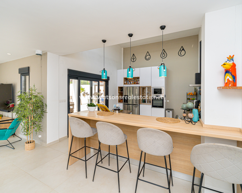 Resale - Freistendhe Villa - Urb. La Marina