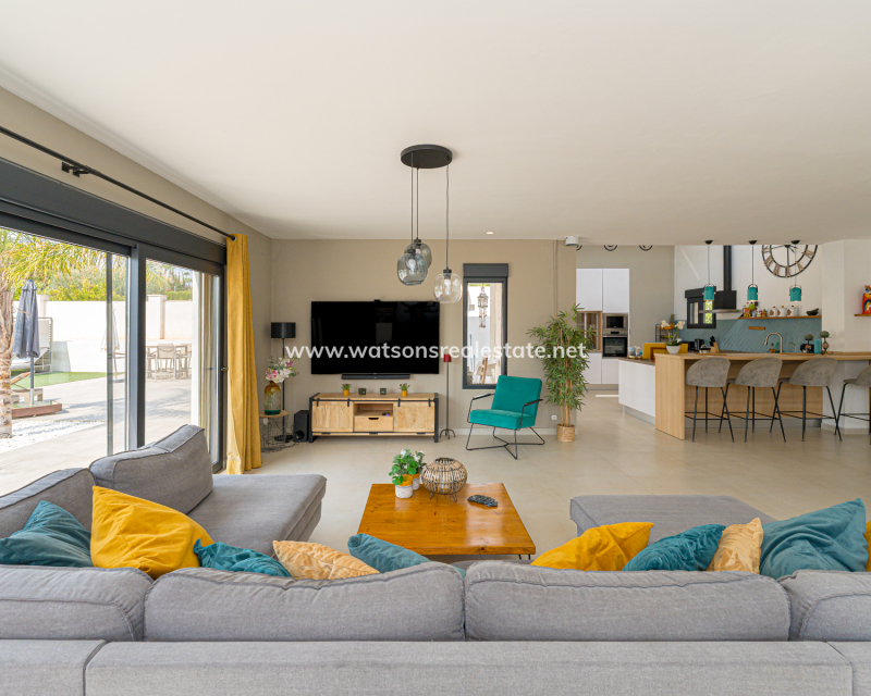 Resale - Freistendhe Villa - Urb. La Marina