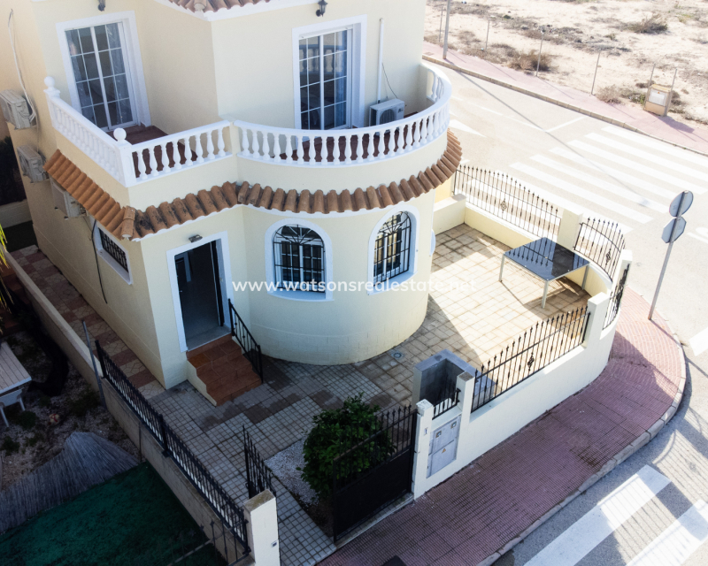 Resale - Freistendhe Villa - Urb. La Marina