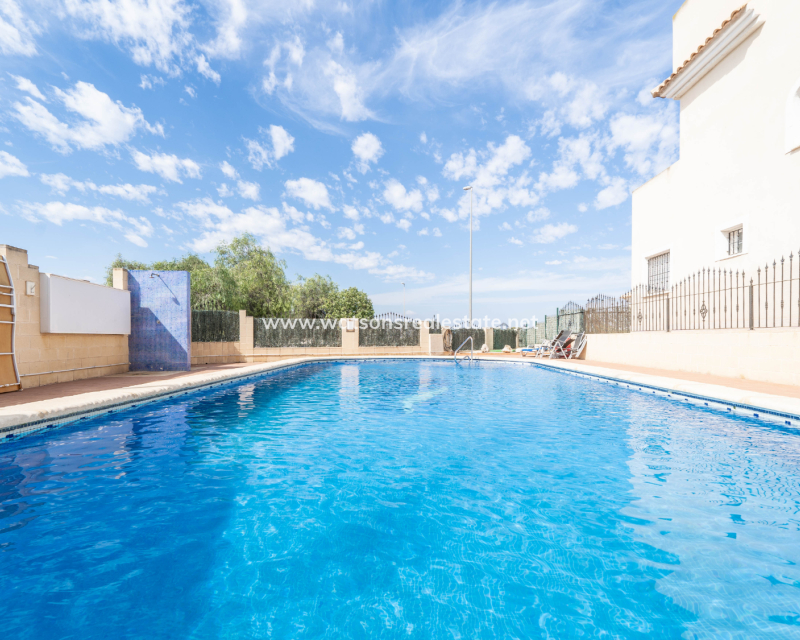 Resale - Freistendhe Villa - Urb. La Marina