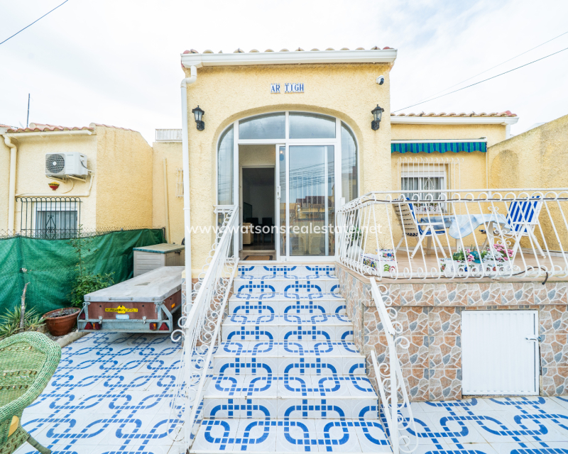 Resale - Freistendhe Villa - Urb. La Marina