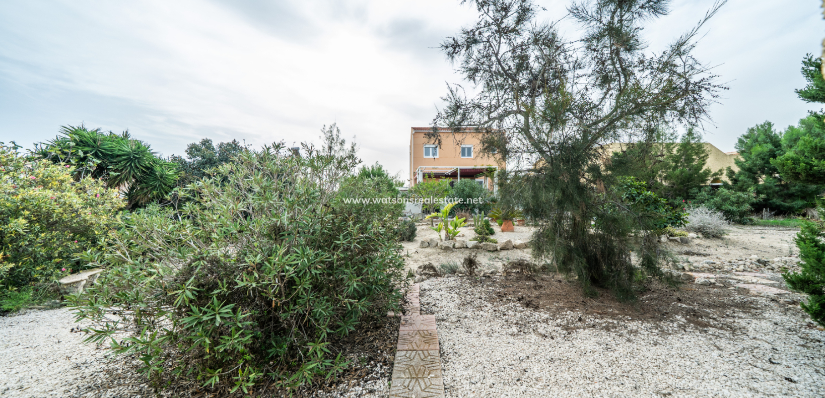 Resale - Freistendhe Villa - Urb. La Marina