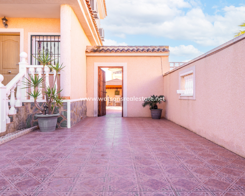 Resale - Freistendhe Villa - Urb. La Marina