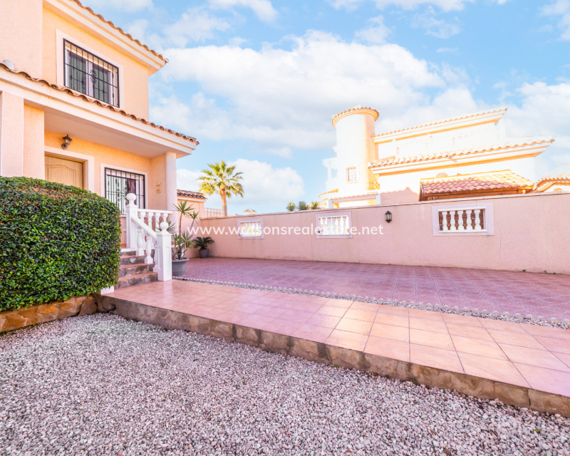 Resale - Freistendhe Villa - Urb. La Marina
