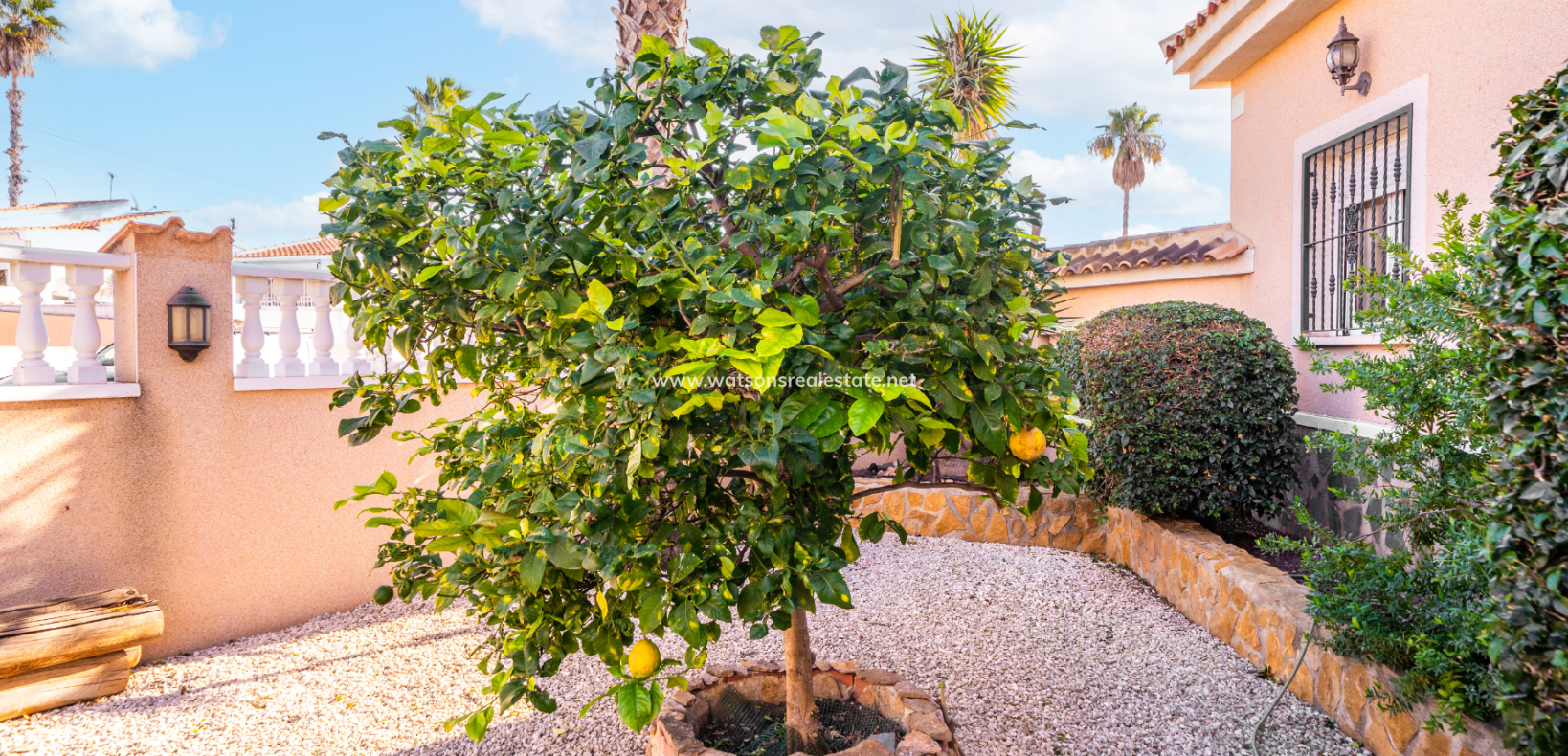 Resale - Freistendhe Villa - Urb. La Marina