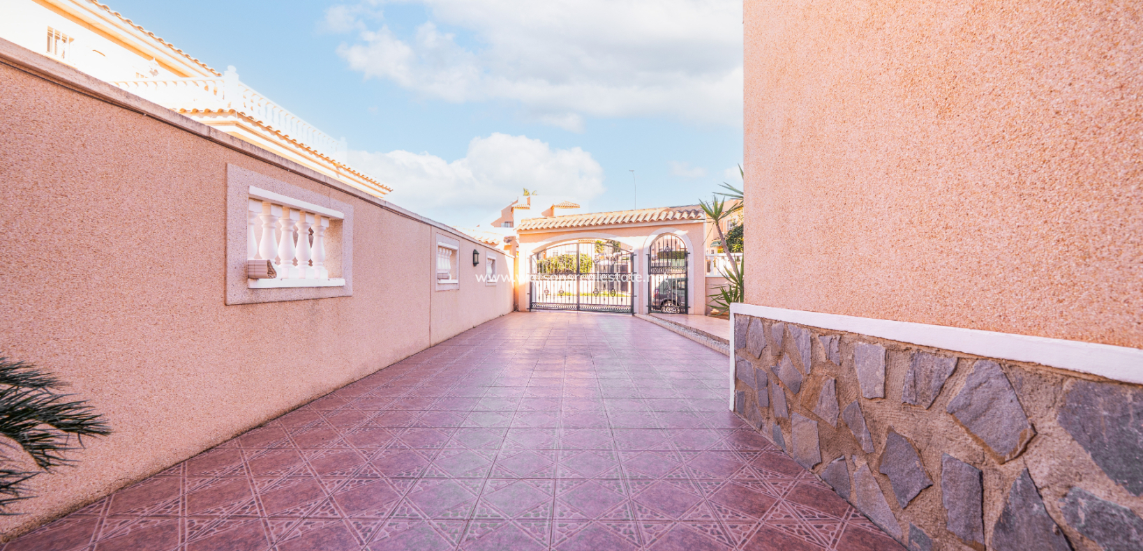 Resale - Freistendhe Villa - Urb. La Marina