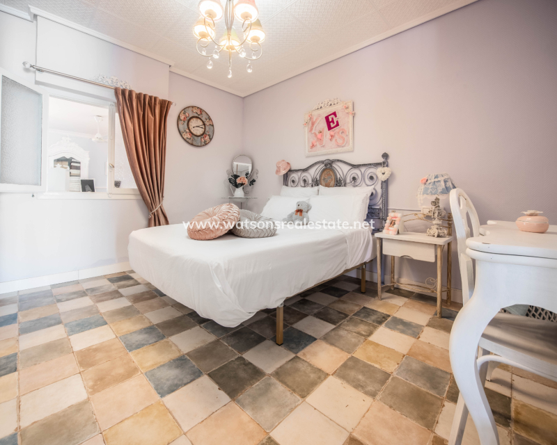 Resale - Freistendhe Villa - Urb. La Marina