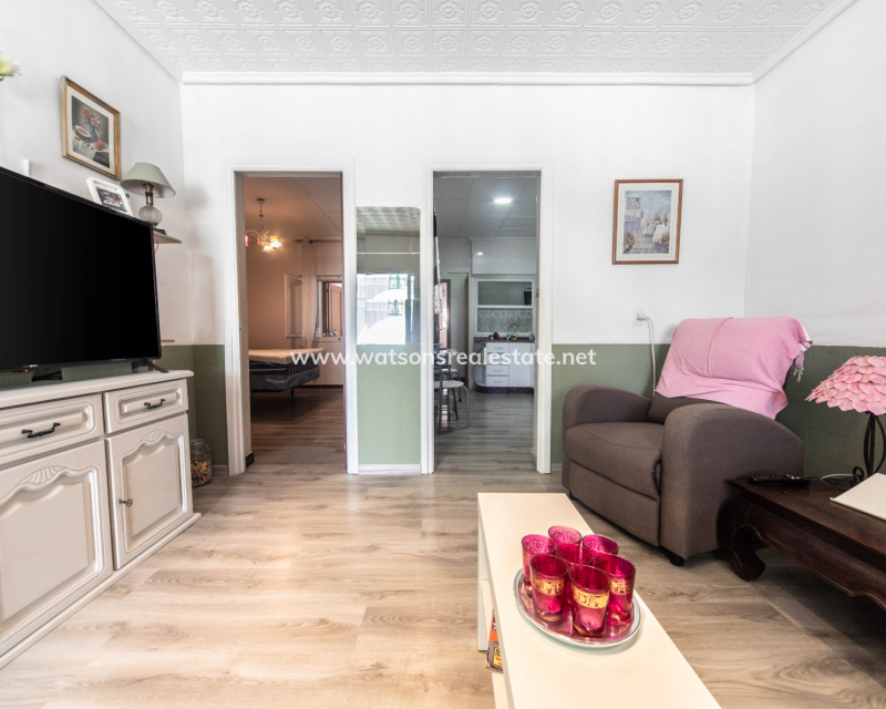 Resale - Freistendhe Villa - Urb. La Marina