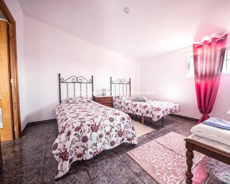 Resale - Freistendhe Villa - Urb. La Marina