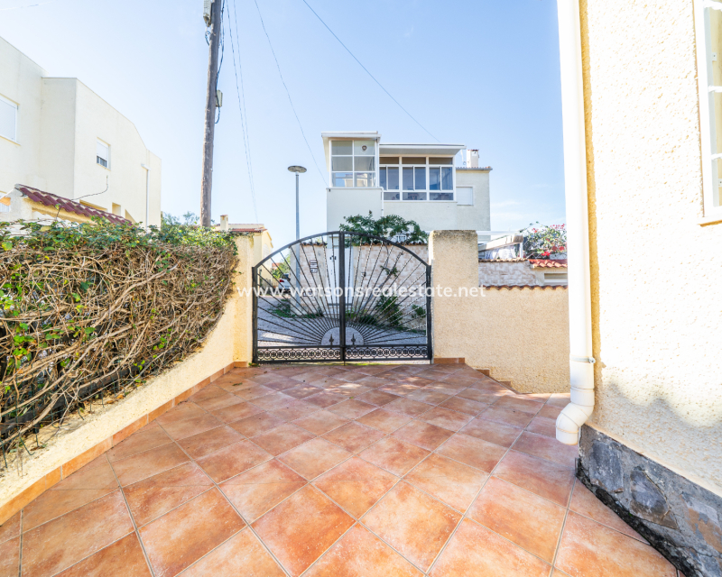 Resale - Freistendhe Villa - Urb. La Marina
