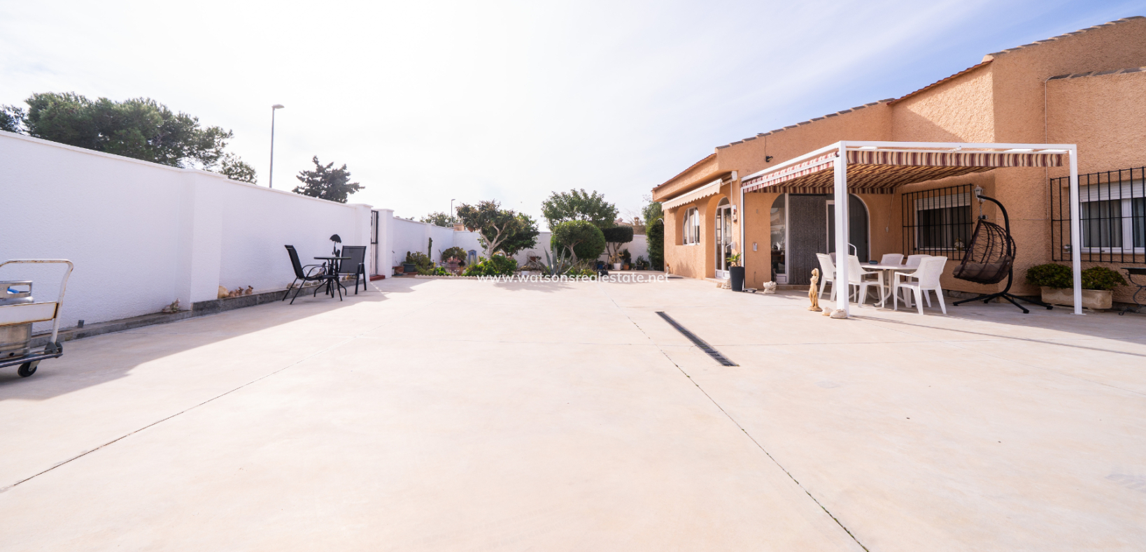 Resale - Freistendhe Villa - Urb. La Marina