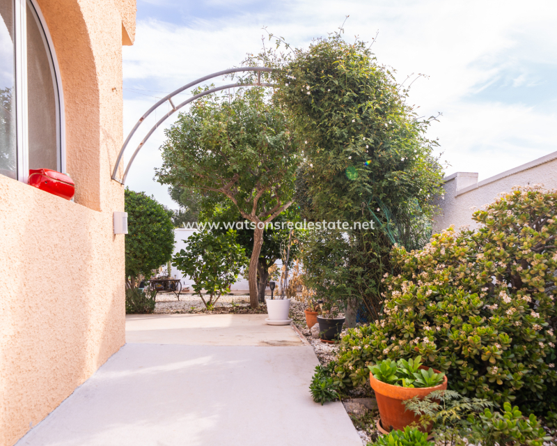 Resale - Freistendhe Villa - Urb. La Marina