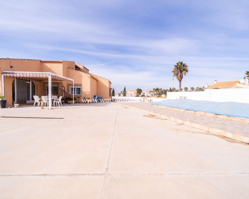 Resale - Freistendhe Villa - Urb. La Marina