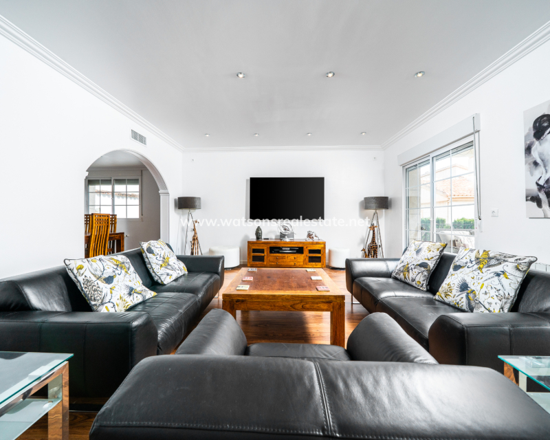 Resale - Freistendhe Villa - Urb. La Marina