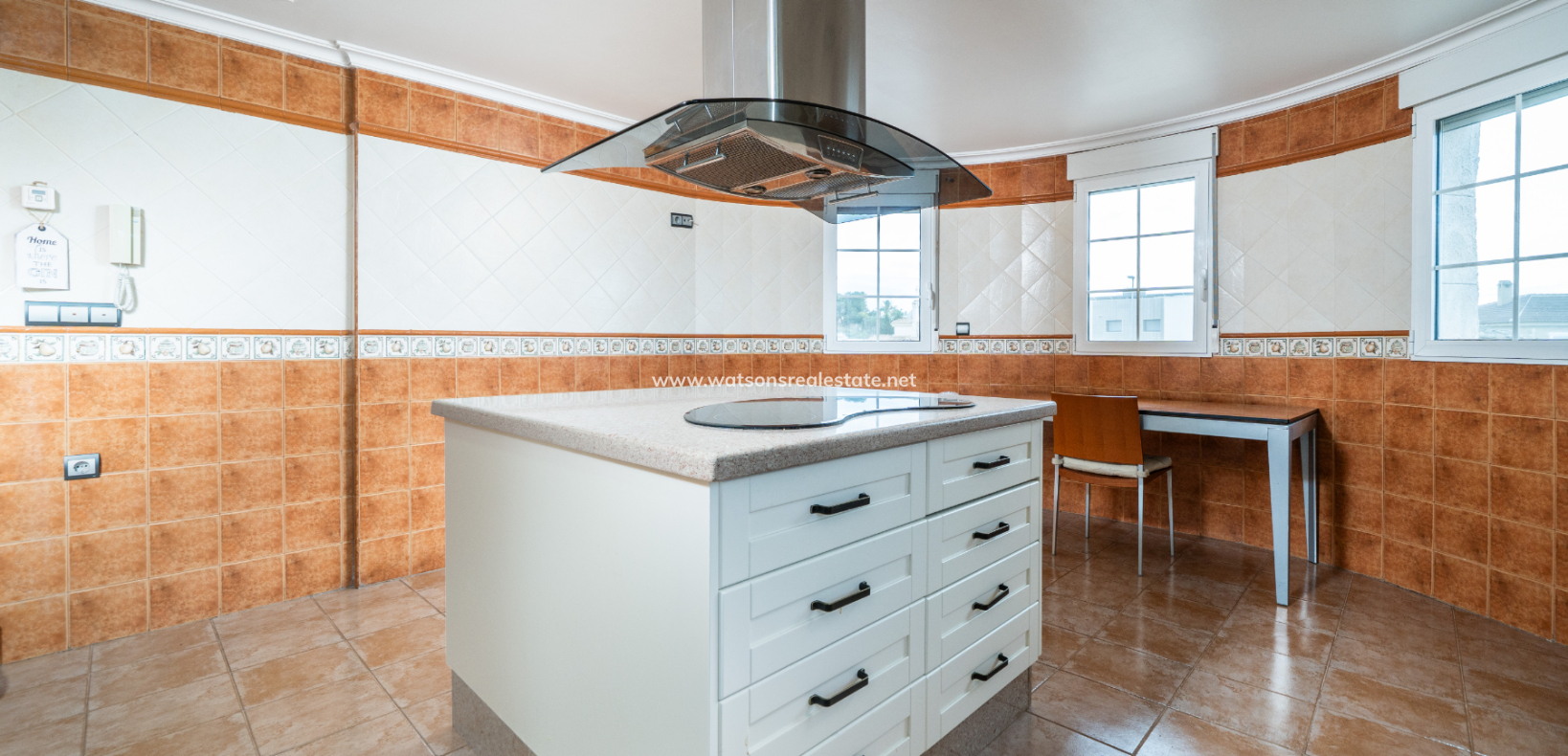 Resale - Freistendhe Villa - Urb. La Marina