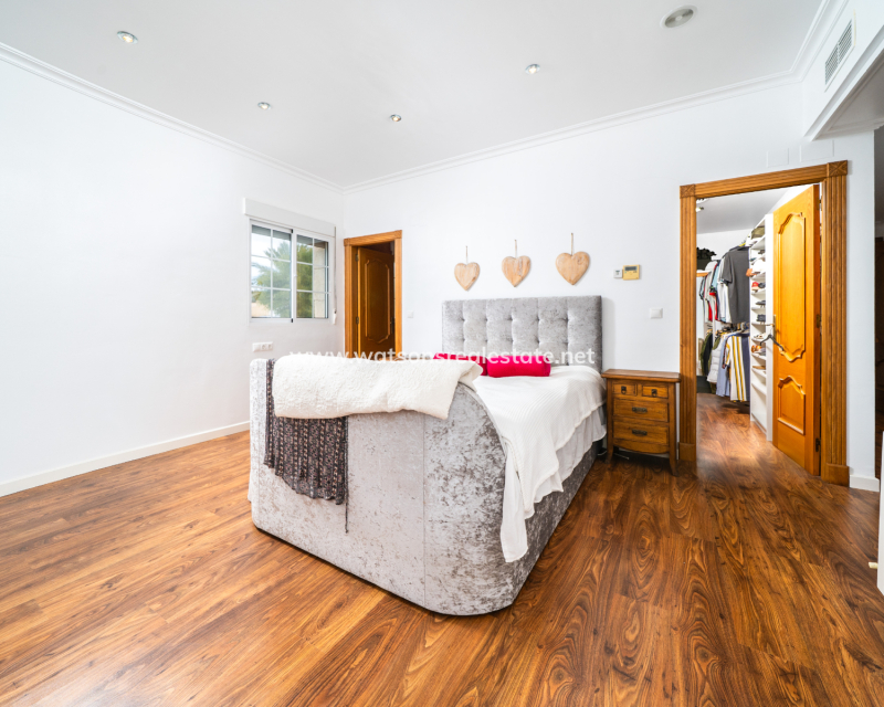 Resale - Freistendhe Villa - Urb. La Marina