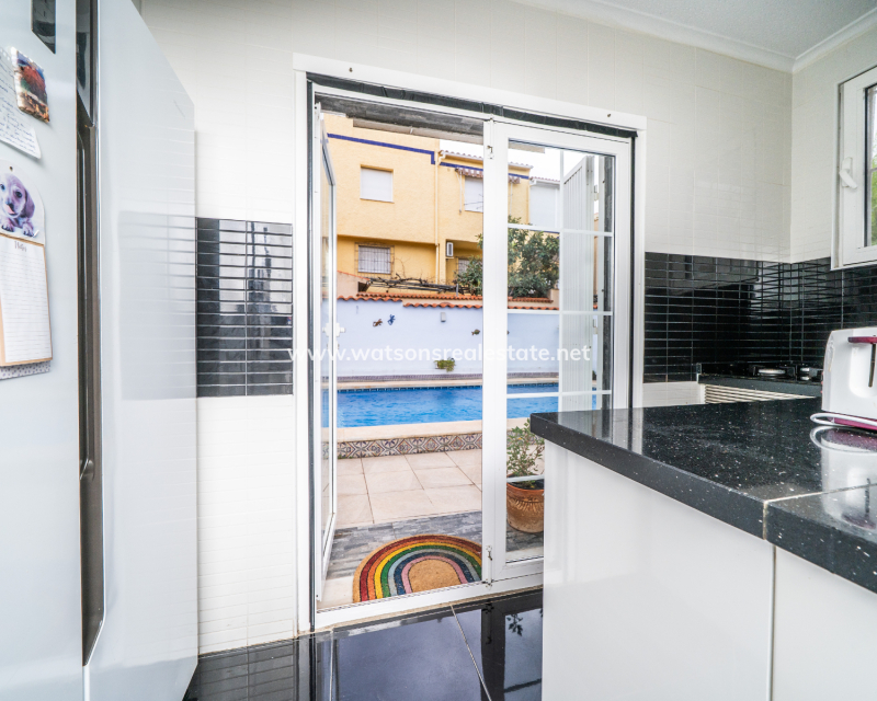 Resale - Freistendhe Villa - Urb. La Marina