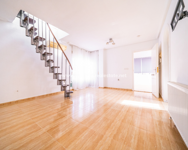 Resale - Freistendhe Villa - Urb. La Marina