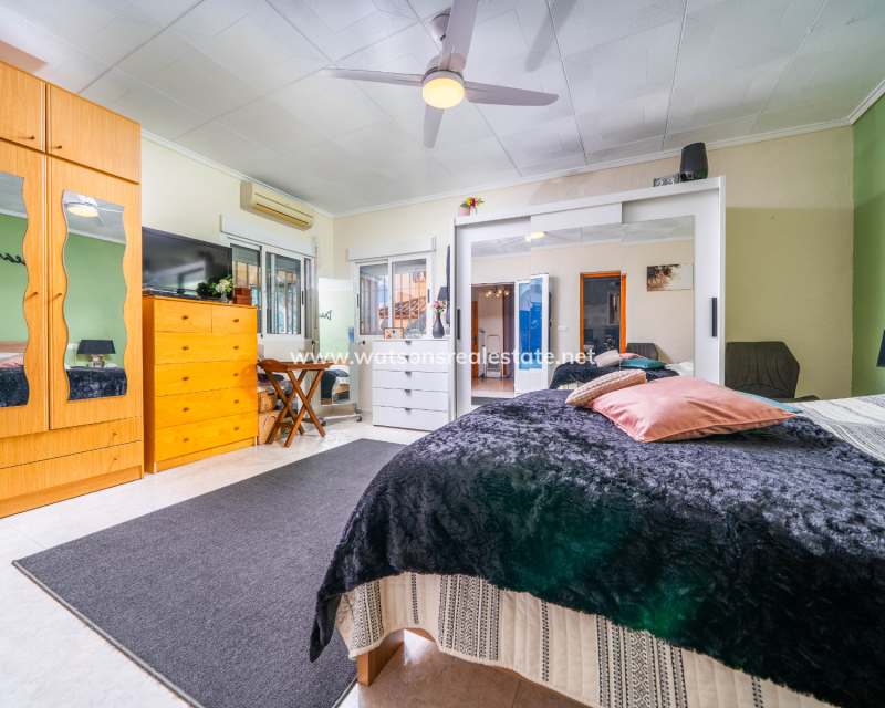 Resale - Freistendhe Villa - Urb. La Marina