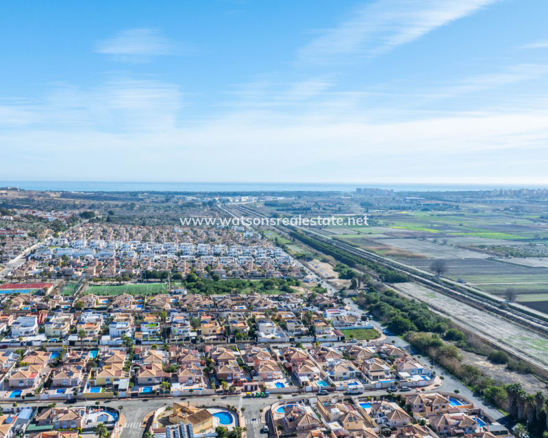 Resale - Freistendhe Villa - Urb. La Marina