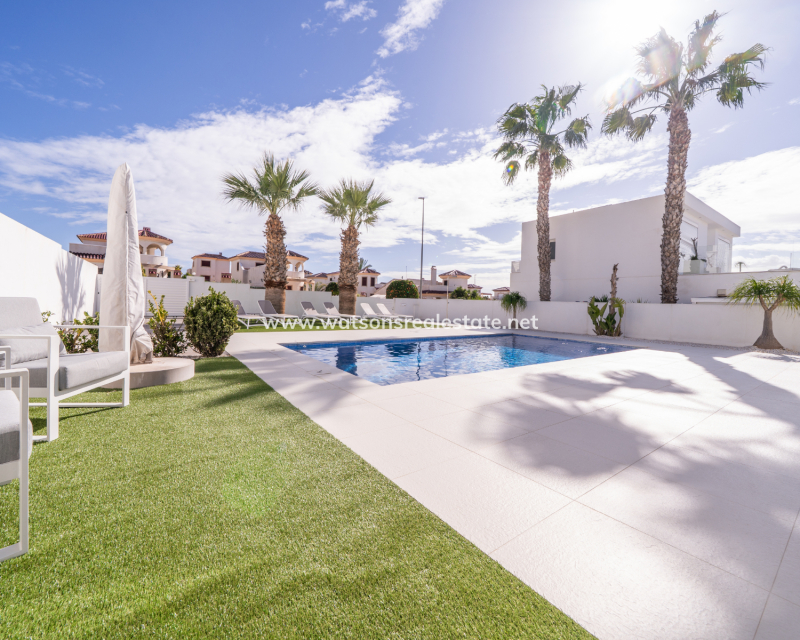 Resale - Freistendhe Villa - Urb. La Marina