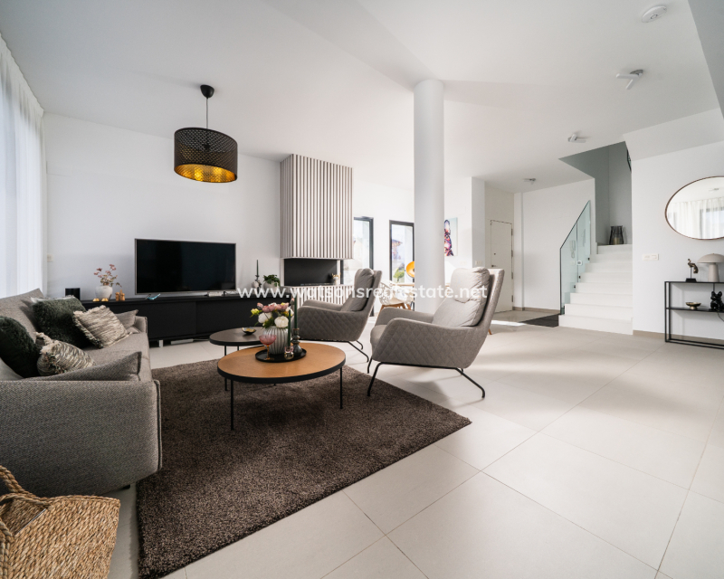 Resale - Freistendhe Villa - Urb. La Marina