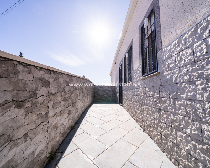 Resale - Freistendhe Villa - Urb. La Marina