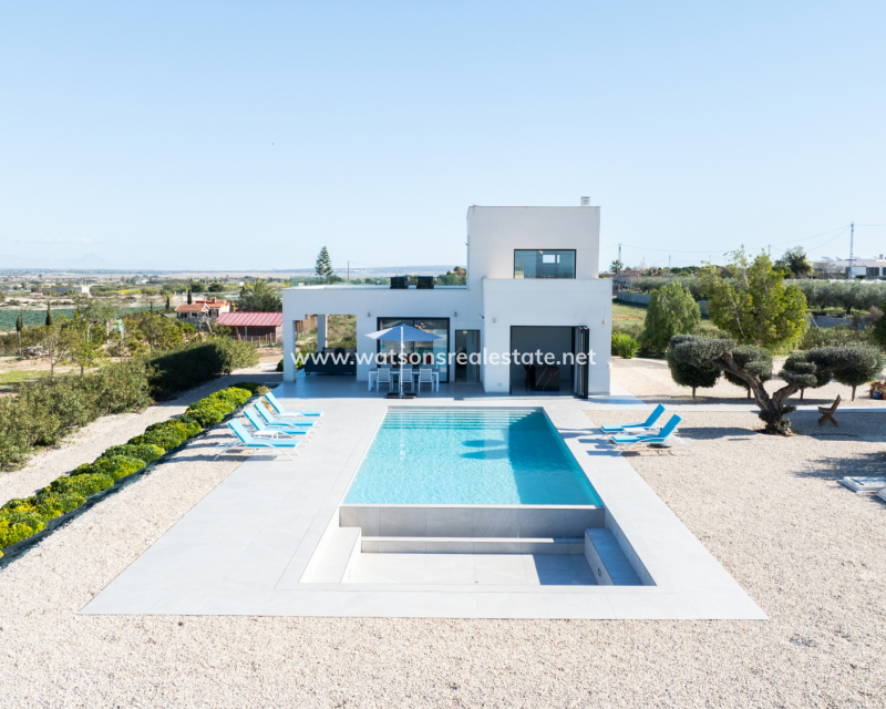 Resale - Freistendhe Villa - Urb. La Marina