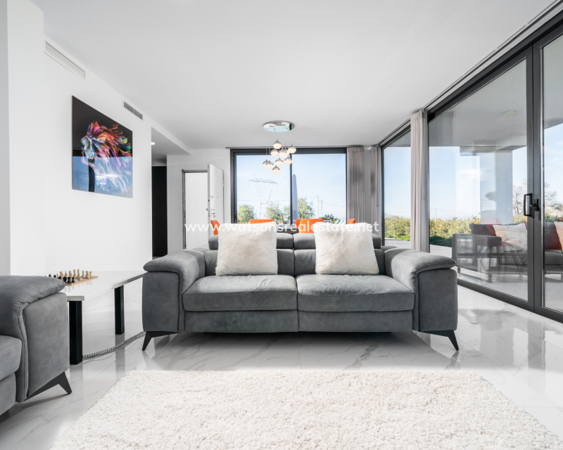 Resale - Freistendhe Villa - Urb. La Marina