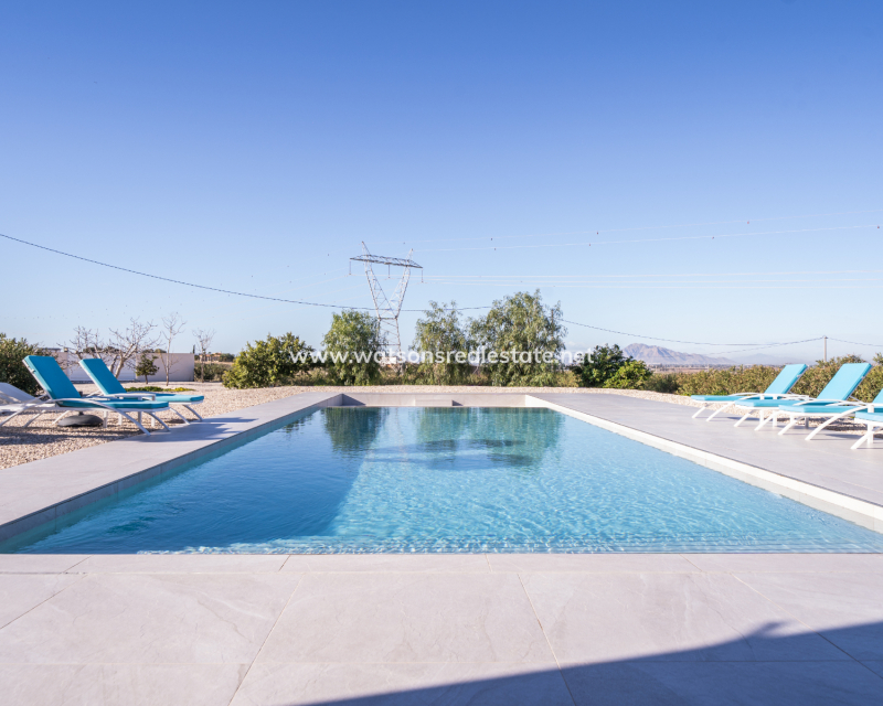 Resale - Freistendhe Villa - Urb. La Marina