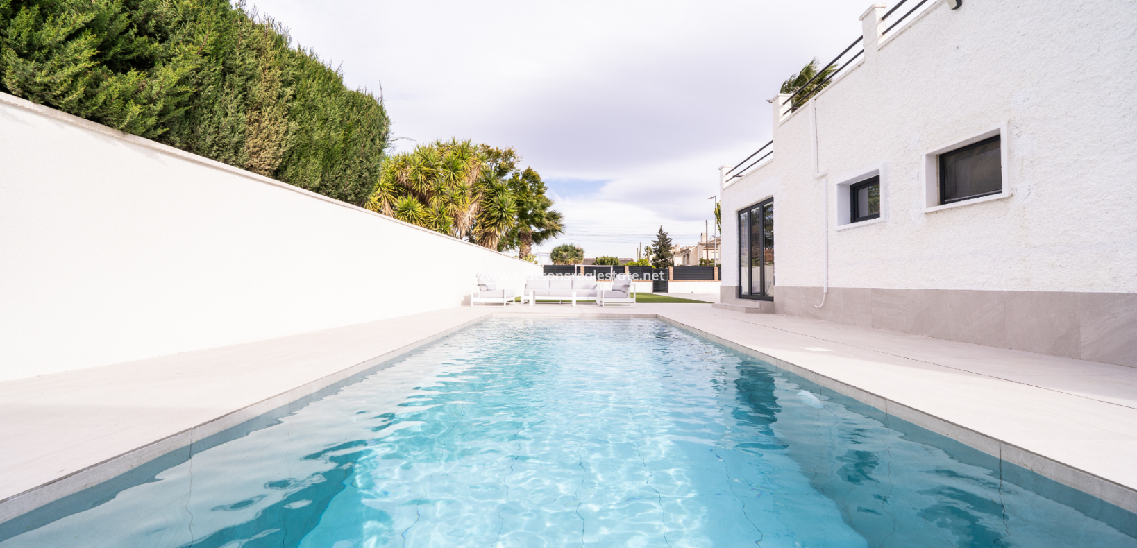 Resale - Freistendhe Villa - Urb. La Marina