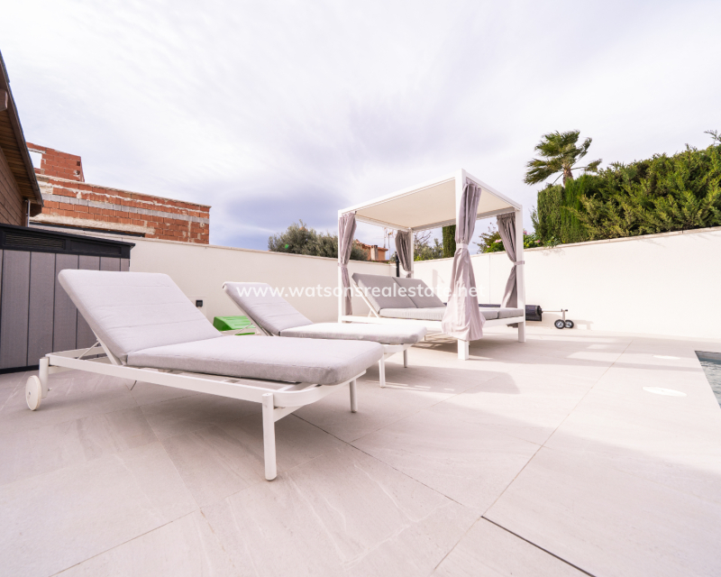 Resale - Freistendhe Villa - Urb. La Marina