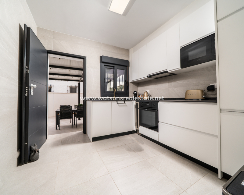 Resale - Freistendhe Villa - Urb. La Marina