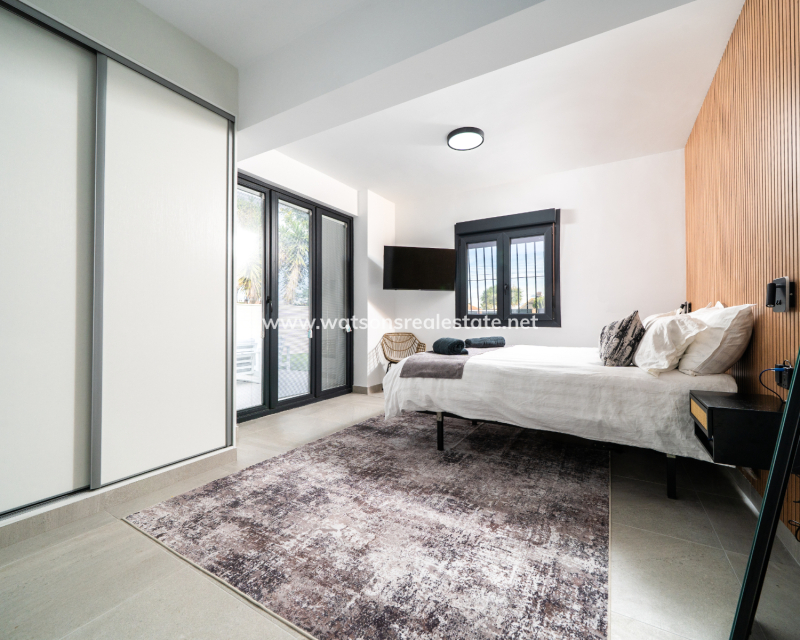 Resale - Freistendhe Villa - Urb. La Marina