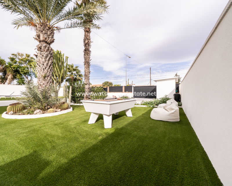 Resale - Freistendhe Villa - Urb. La Marina