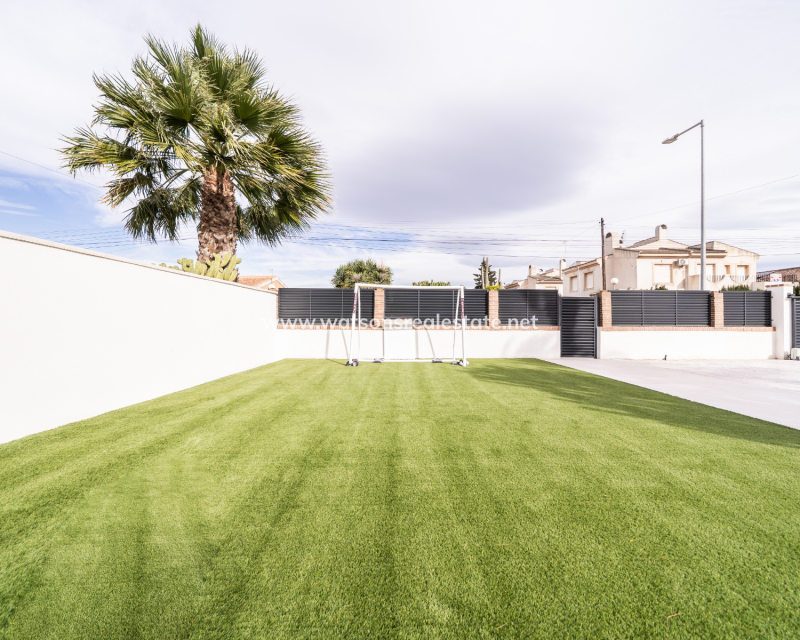 Resale - Freistendhe Villa - Urb. La Marina