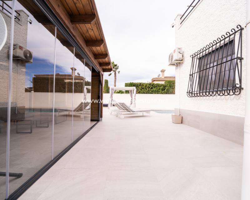 Resale - Freistendhe Villa - Urb. La Marina