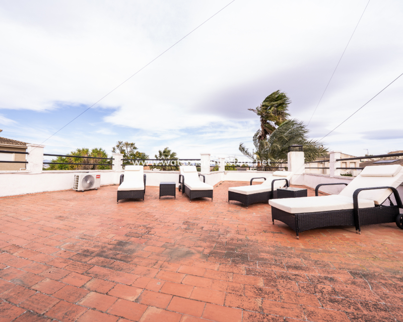 Resale - Freistendhe Villa - Urb. La Marina