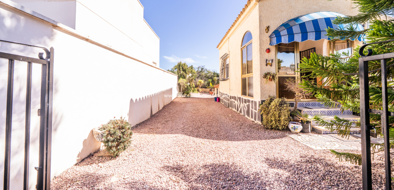 Resale - Freistendhe Villa - Urb. La Marina