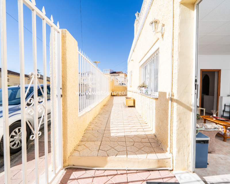 Resale - Freistendhe Villa - Urb. La Marina