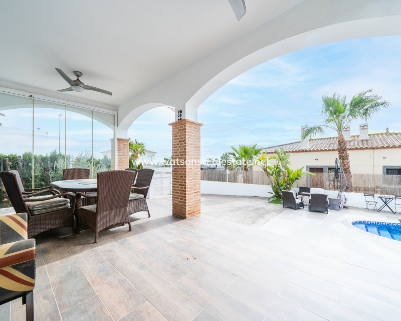 Resale - Freistendhe Villa - Urb. La Marina