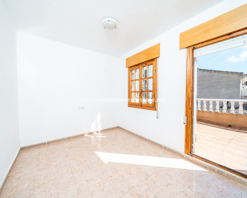 Resale - Freistendhe Villa - Urb. La Marina