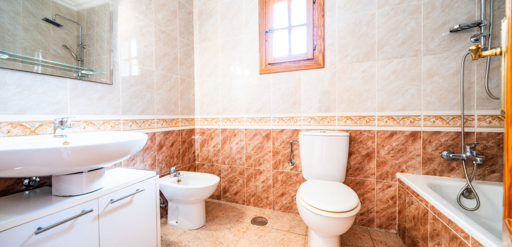 Resale - Freistendhe Villa - Urb. La Marina