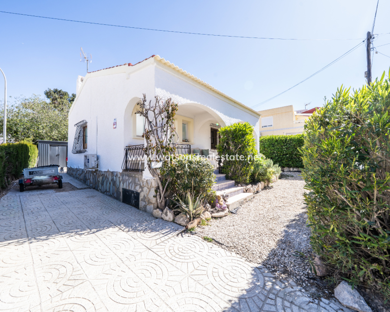 Resale - Freistendhe Villa - Urb. La Marina