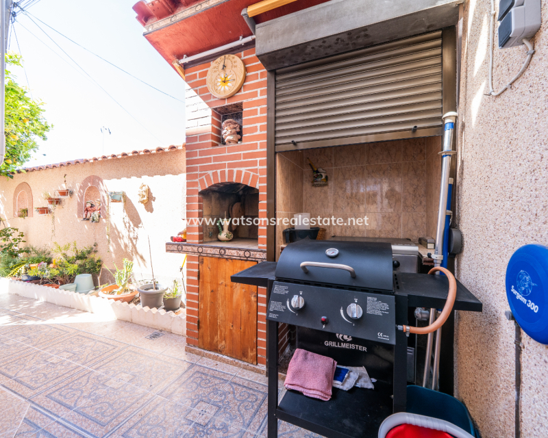 Resale - Freistendhe Villa - Urb. La Marina