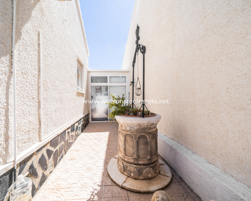 Resale - Freistendhe Villa - Urb. La Marina