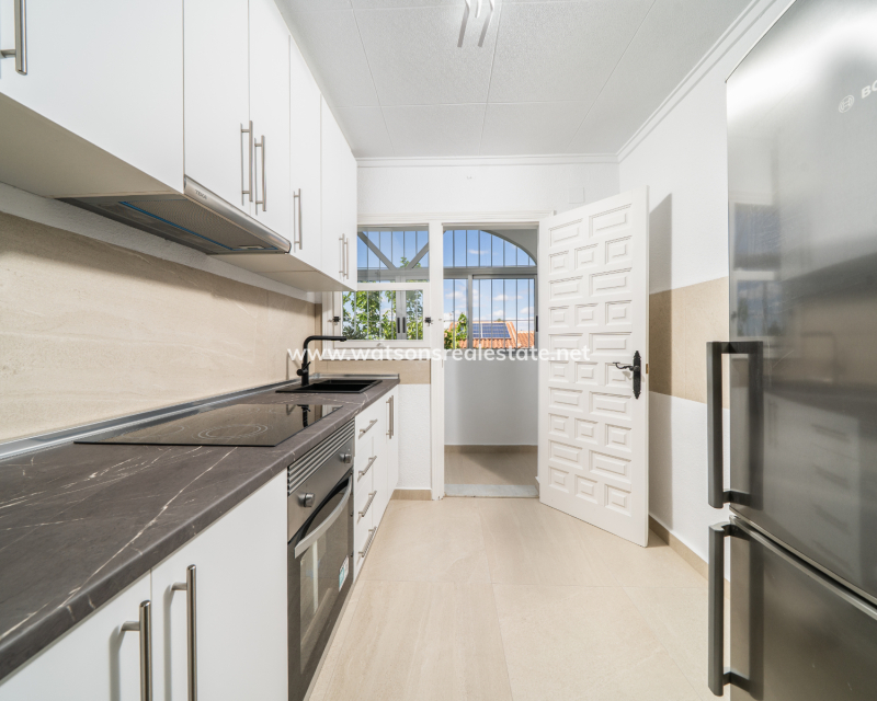 Resale - Freistendhe Villa - Urb. La Marina