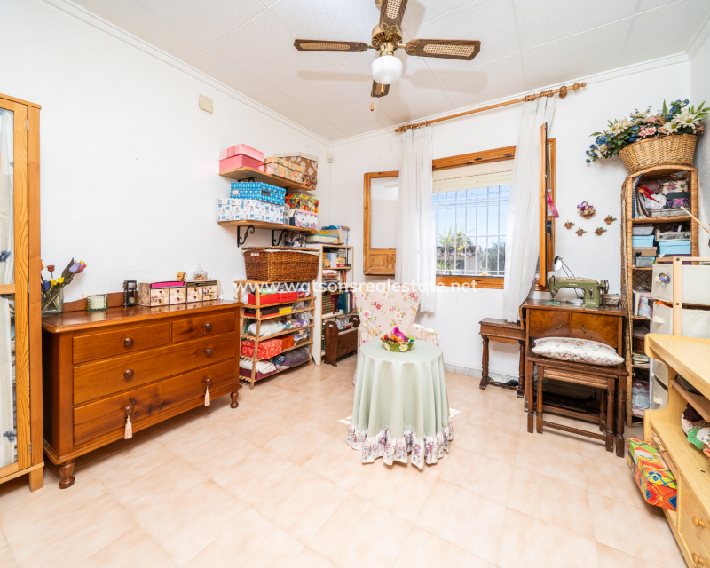 Resale - Freistendhe Villa - Urb. La Marina