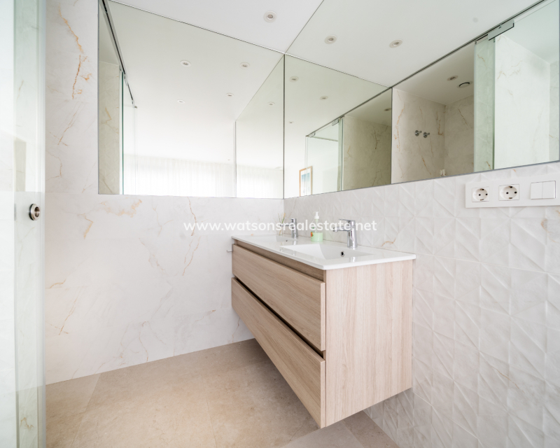 Resale - Freistendhe Villa - Urb. La Marina