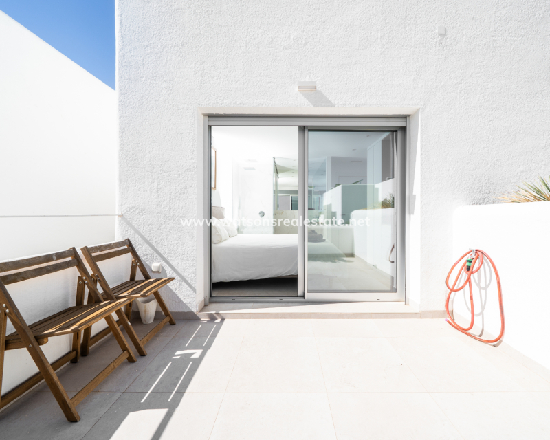 Resale - Freistendhe Villa - Urb. La Marina